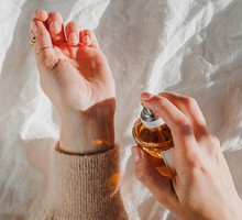 3 proste triki, które przedłużają trwałość perfum. Nawet tanie zapachy trzymają się przez cały dzień, Getty Images, Chiociolla