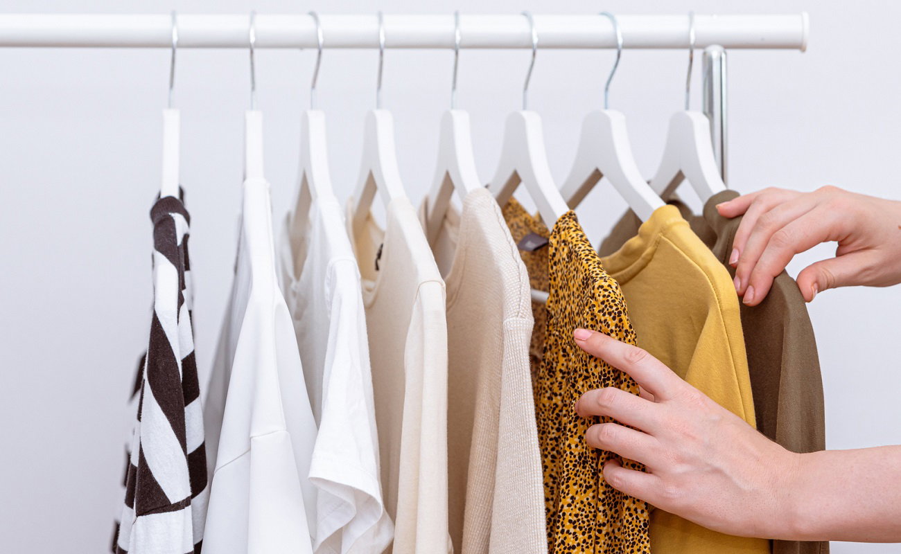 Zasada 3 kolorów to sekret stylistek. Pomoże Ci wyczarować outfit w kilka sekund / Getty Images, Damian Lugowski