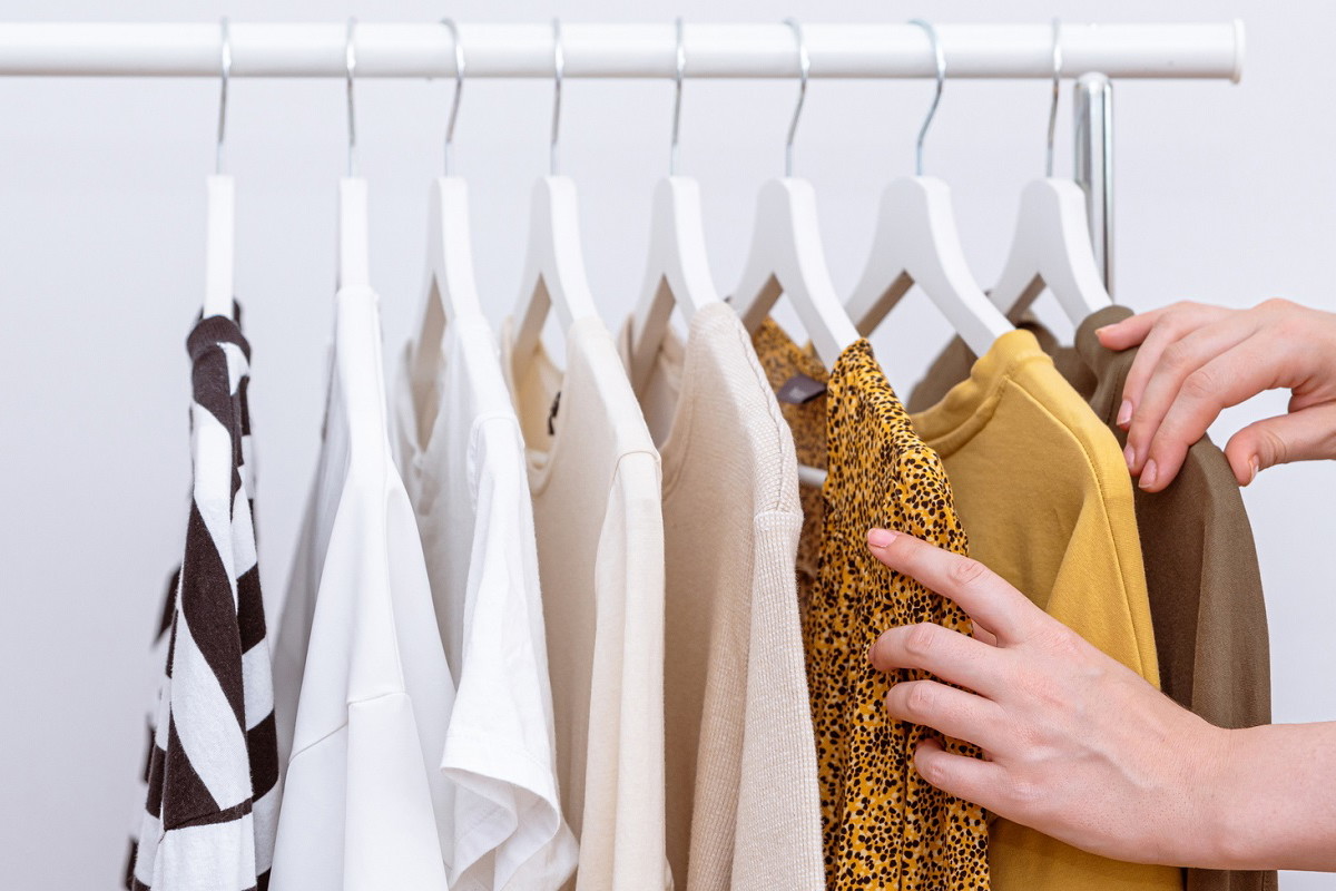 Zasada 3 kolorów to sekret stylistek. Pomoże Ci wyczarować outfit w kilka sekund / Getty Images, Damian Lugowski