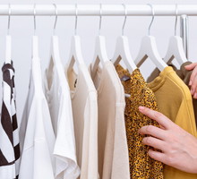 Zasada 3 kolorów to sekret stylistek. Pomoże Ci wyczarować outfit w kilka sekund / Getty Images, Damian Lugowski