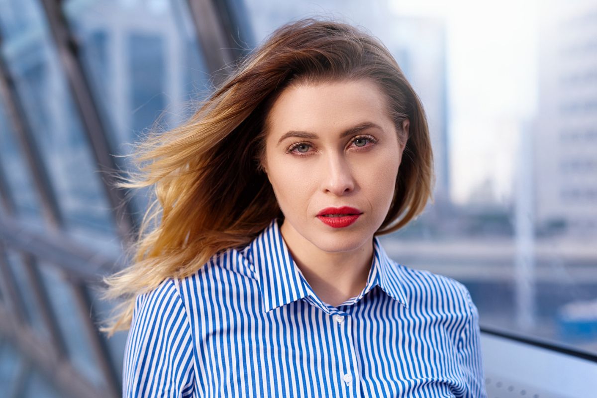 kobieta patrzy prosto w obiektyw aparatu