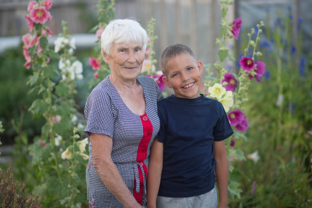babcia z wnukiem w ogrodzie