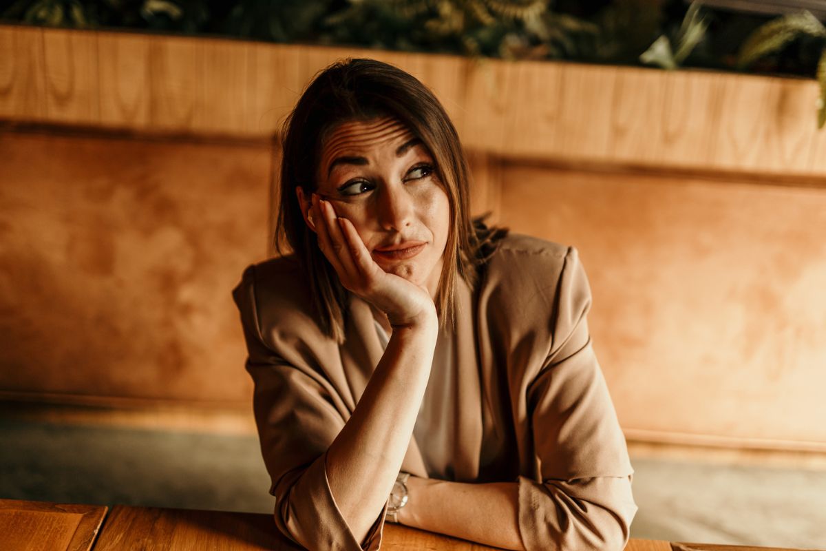 znudzona i zniesmaczona kobieta