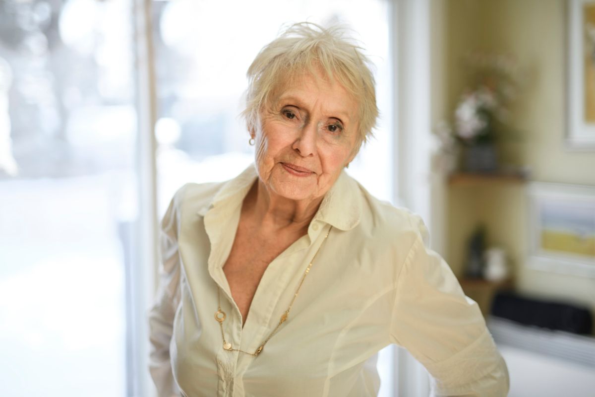 starsza, elegancka kobieta