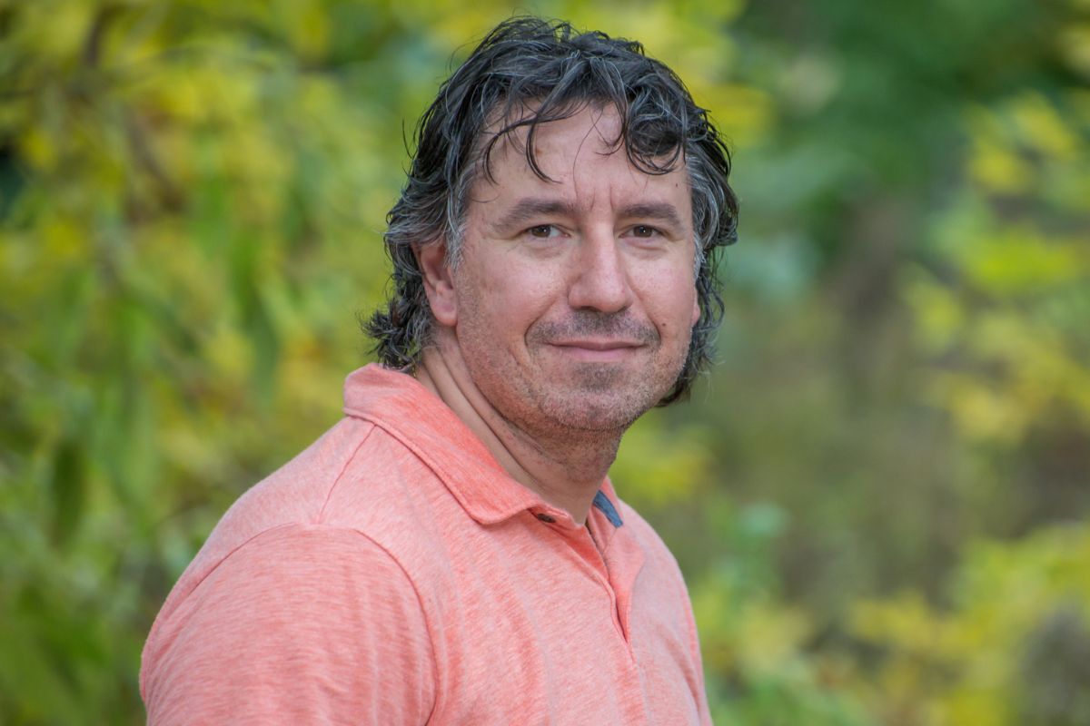 mężczyzna zamyślony i poważny