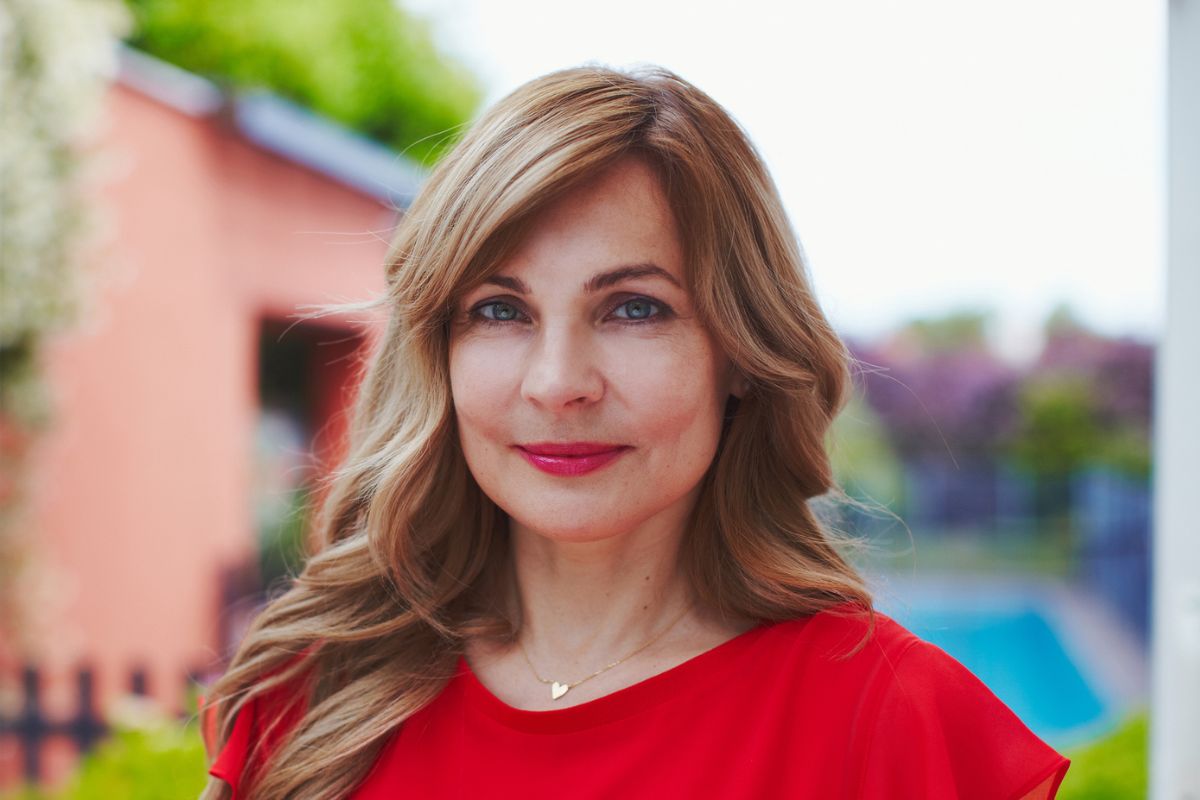 kobieta patrzy prosto w obiektyw aparatu