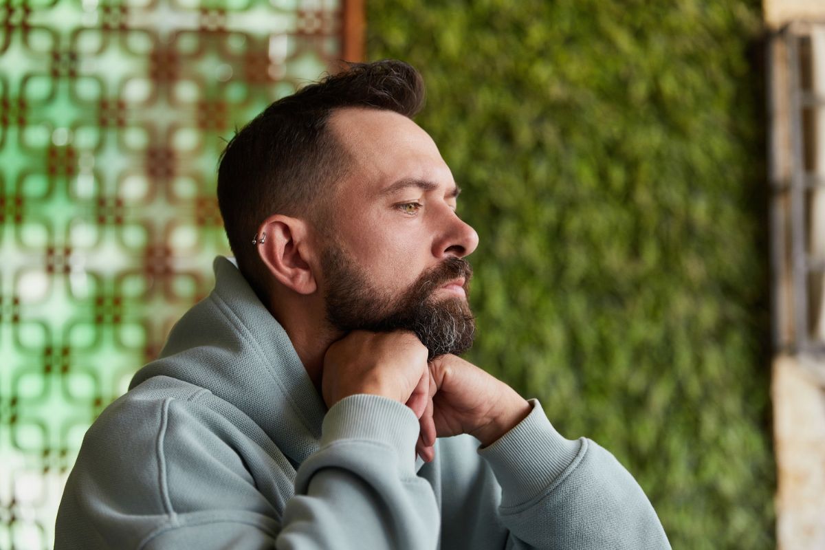 mężczyzna zamyślony i smutny