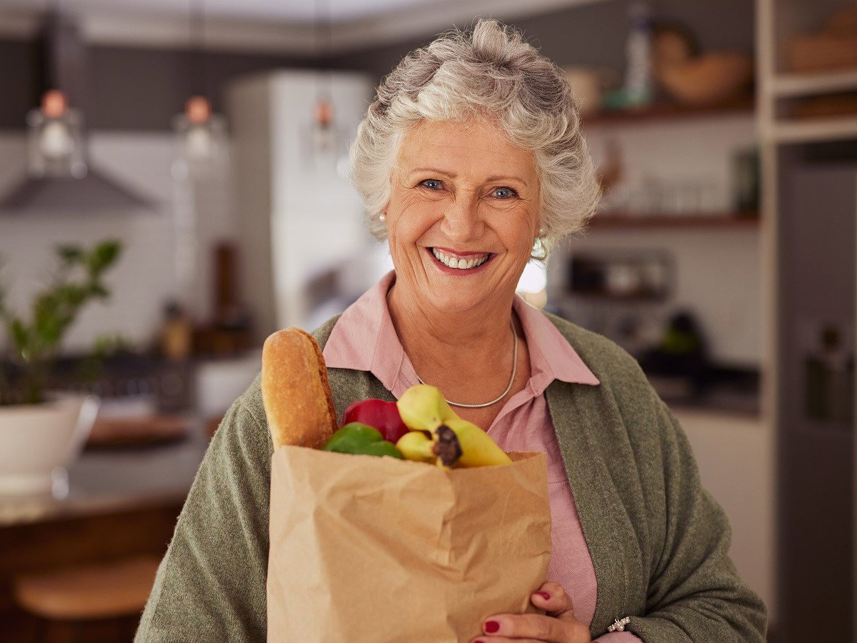 starsza kobieta z zakupami