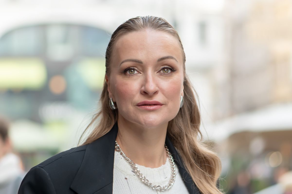 kobieta patrzy prosto w obiektyw aparatu