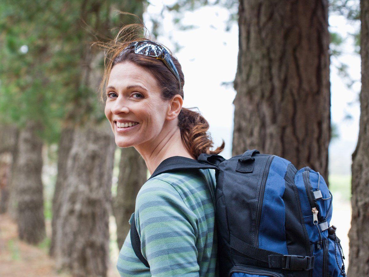 kobieta z plecakiem