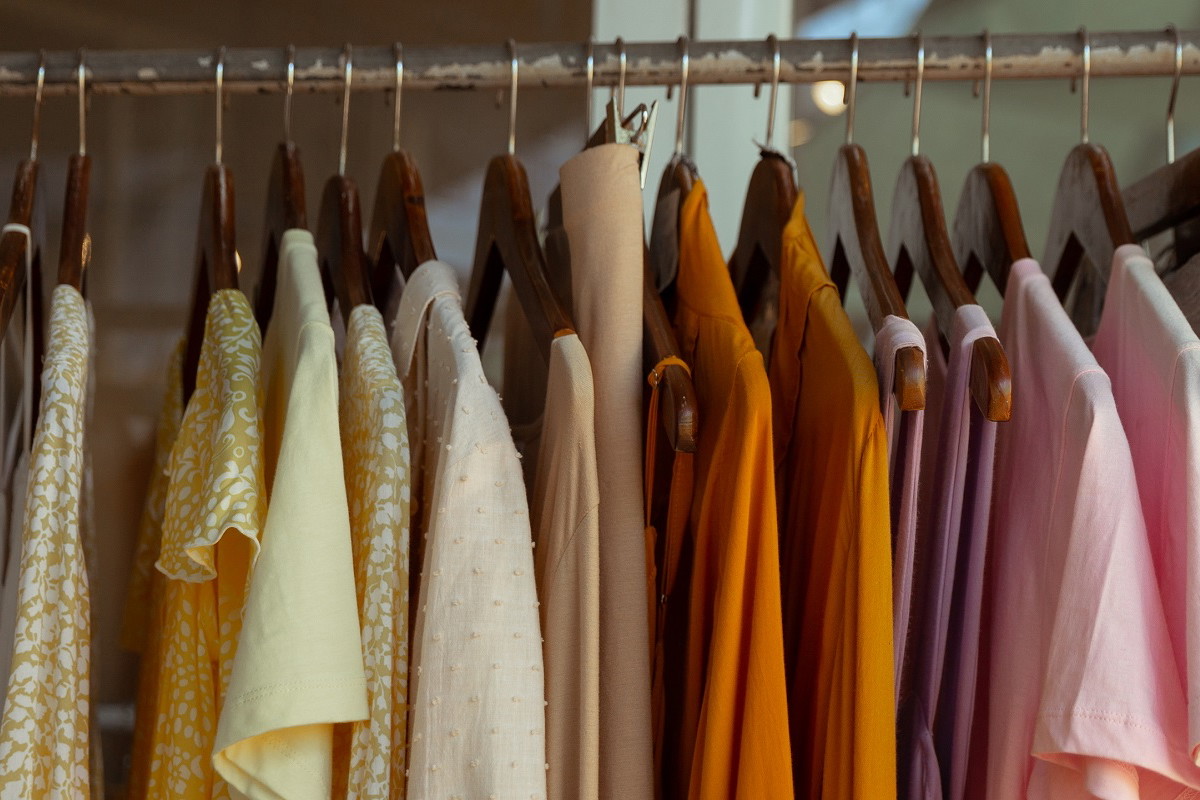 Power pastels królują na ulicach. Te kolory odmładzają i podkreślają każdą urodę / Getty Images, mariiaplo