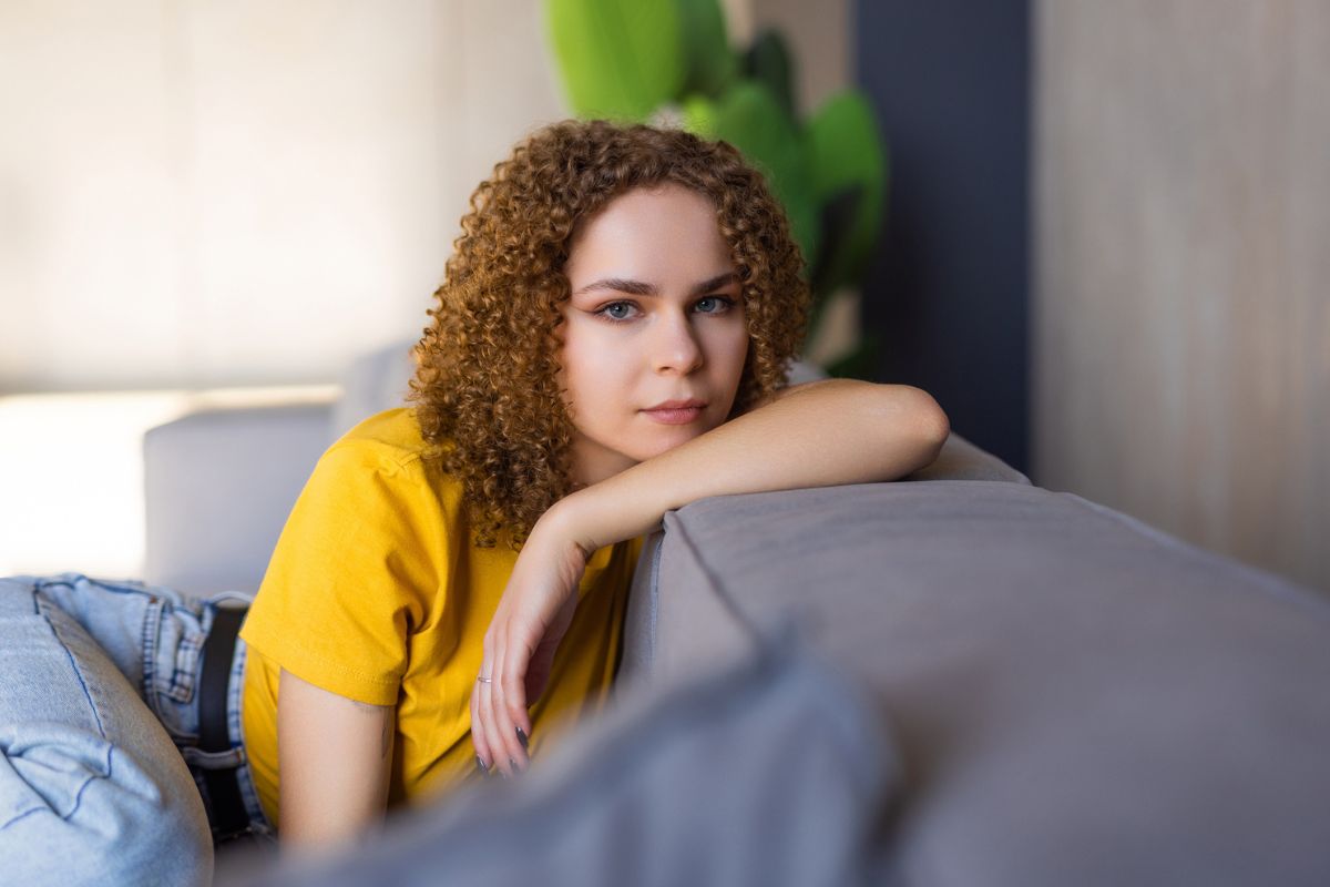 kobieta zamyślona i poważna