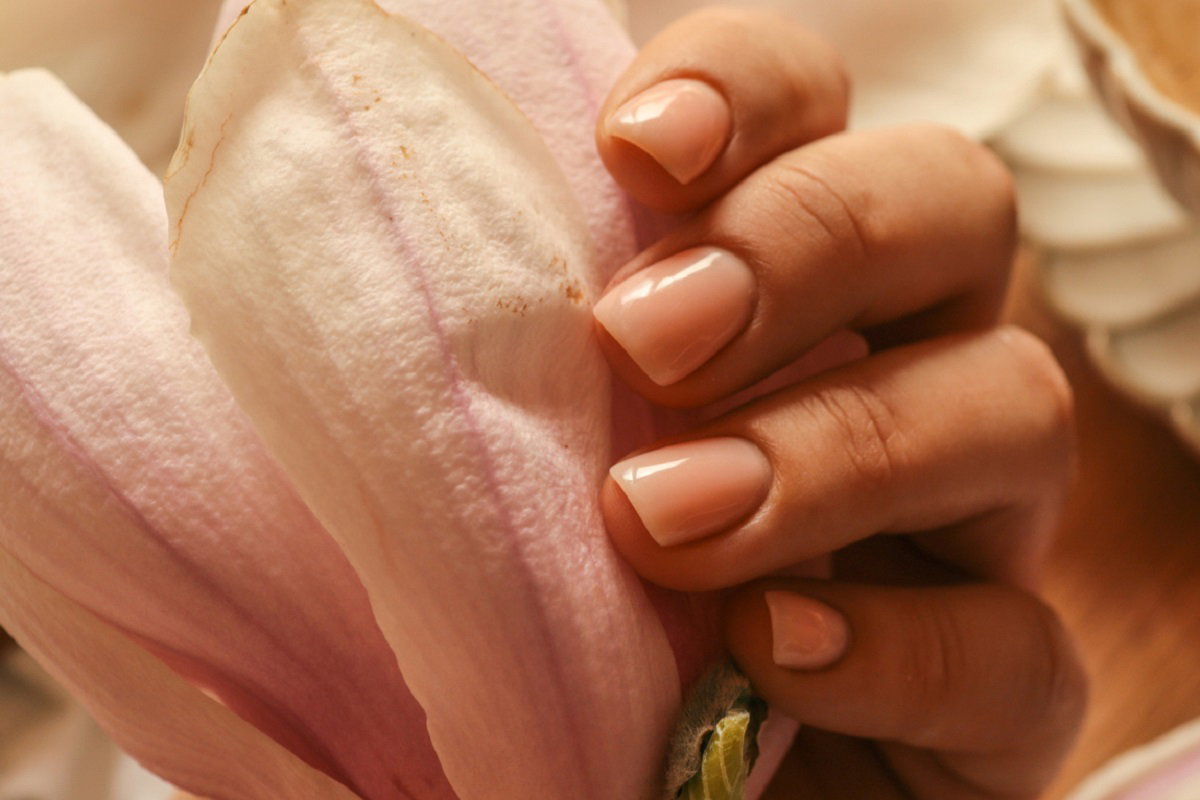 Manicure stewardessy króluje wśród stylistek i klientek. To idealne paznokcie na lato / Getty Images, Bohdan Bevz