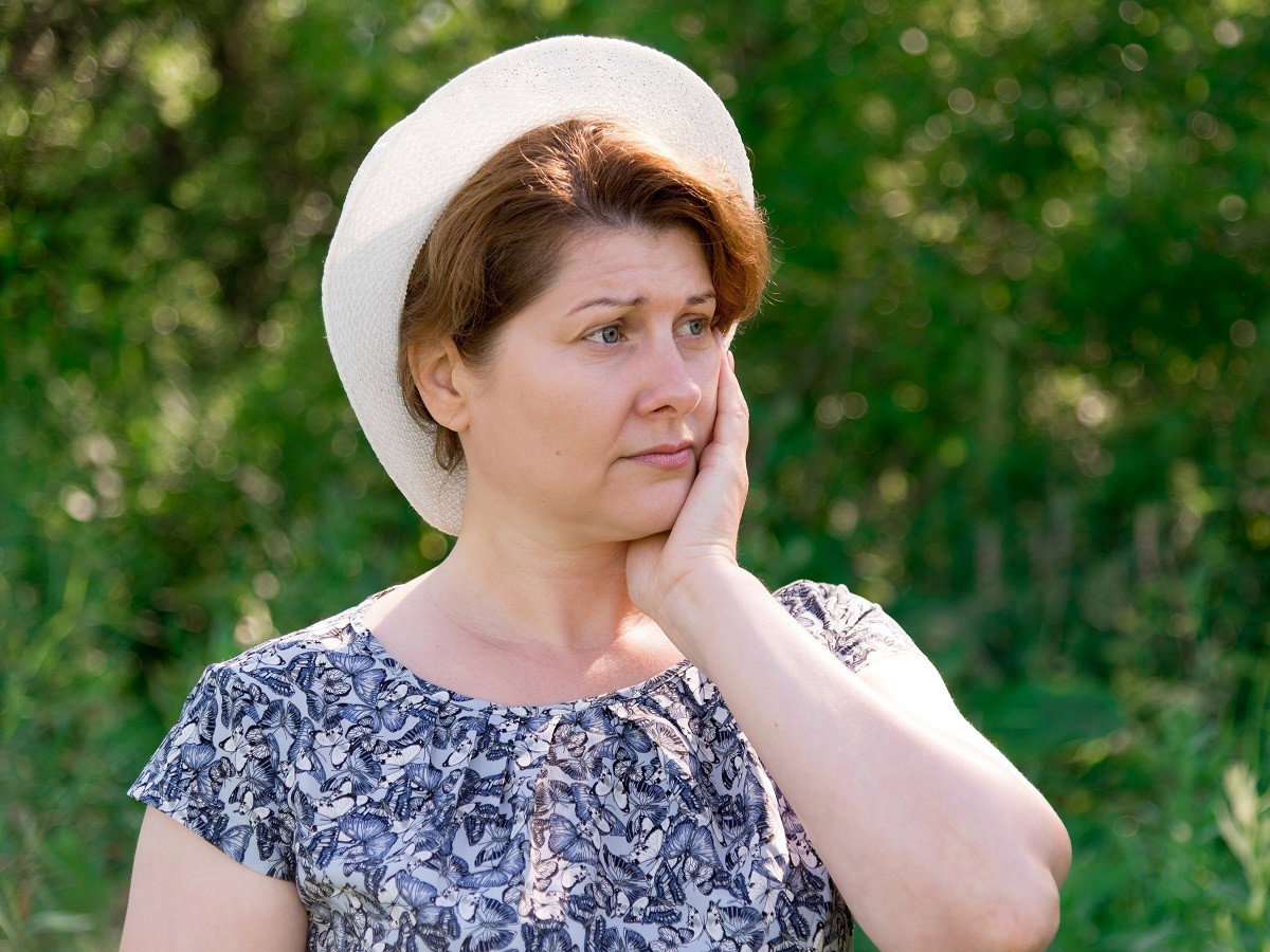 zmartwiona kobieta na wsi