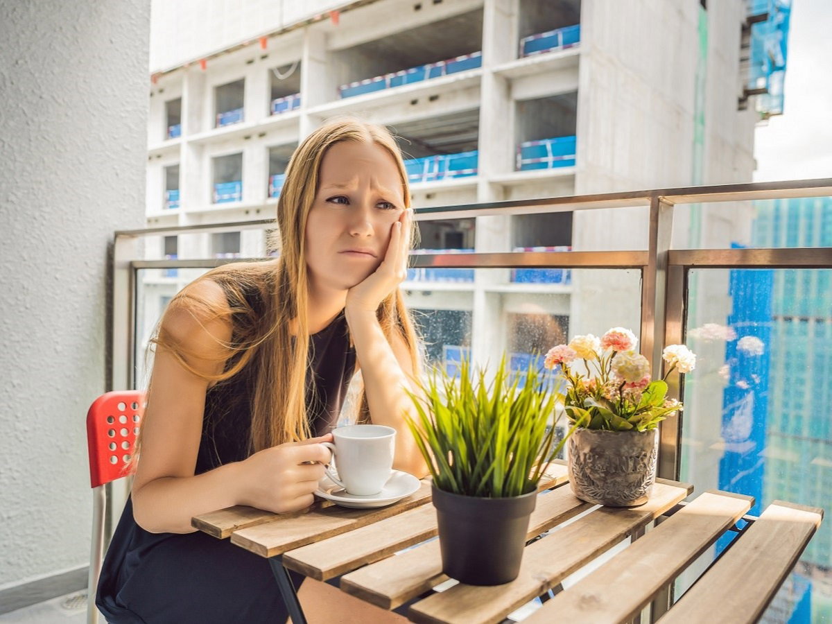 zdenerwowana dziewczyna na balkonie