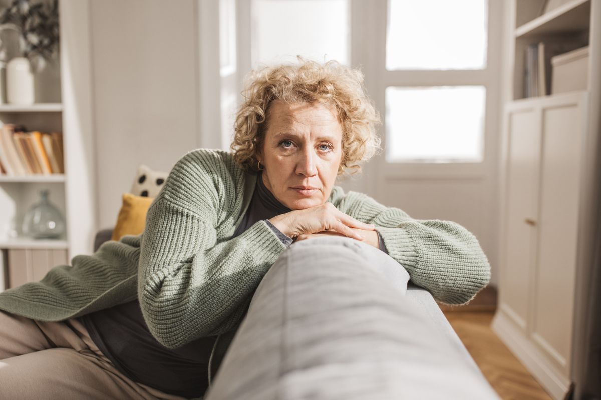 poważna kobieta patrząca prosto w obiektyw kamery