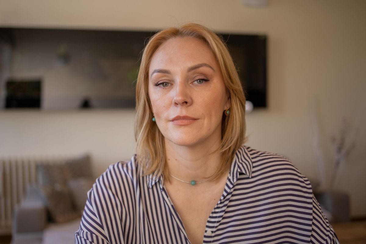 poważna kobieta patrzy prosto w obiektyw aparatu