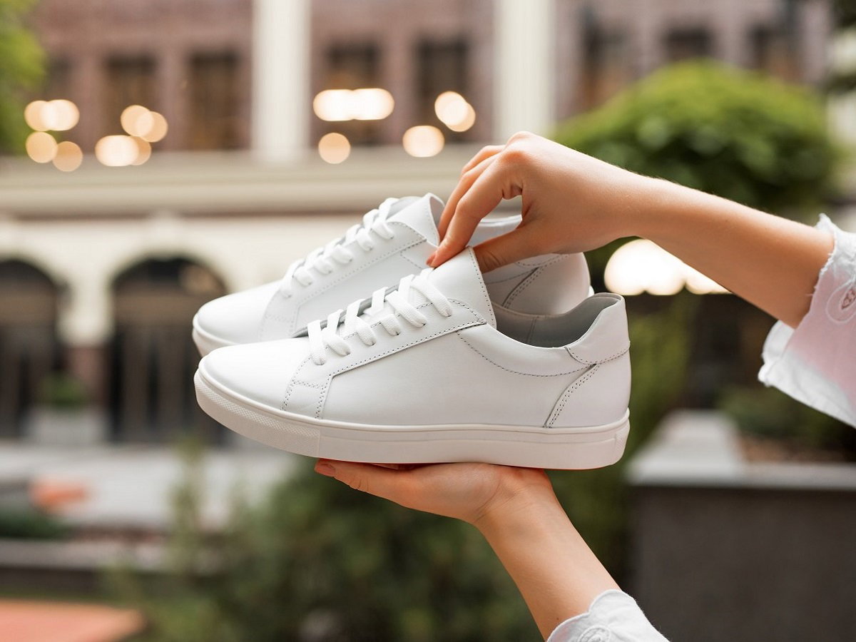 białe sneakersy