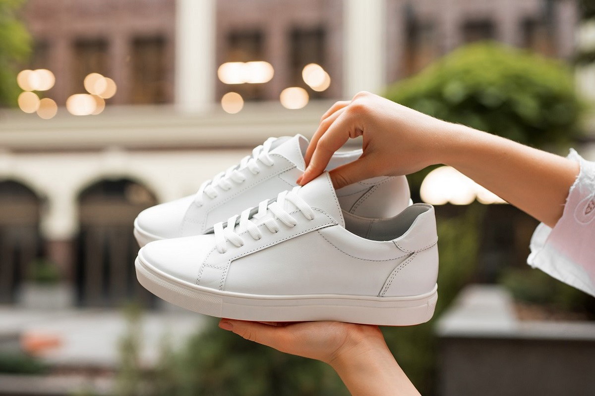 białe sneakersy