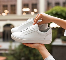 białe sneakersy