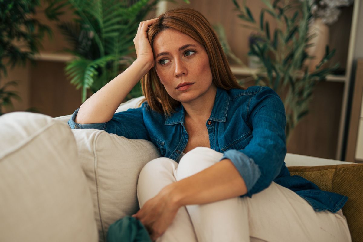 kobieta zamyślona i smutna