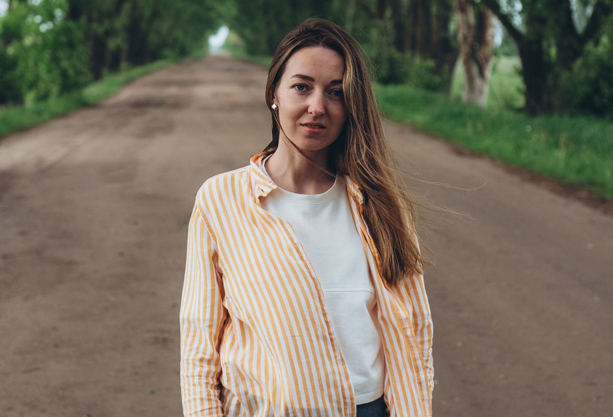 młoda dziewczyna stoi na drodze i jest bardzo smutna i zagubiona