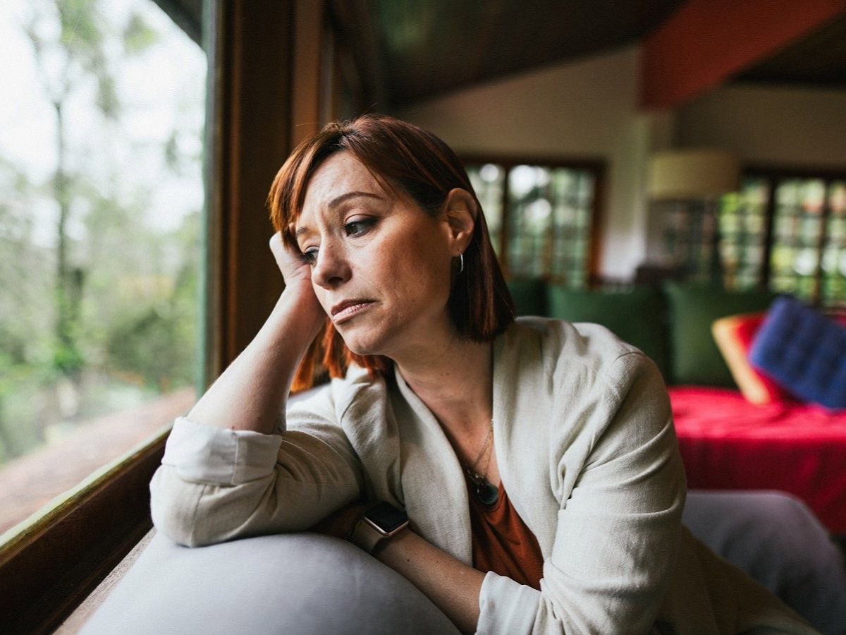 smutna kobieta przy oknie