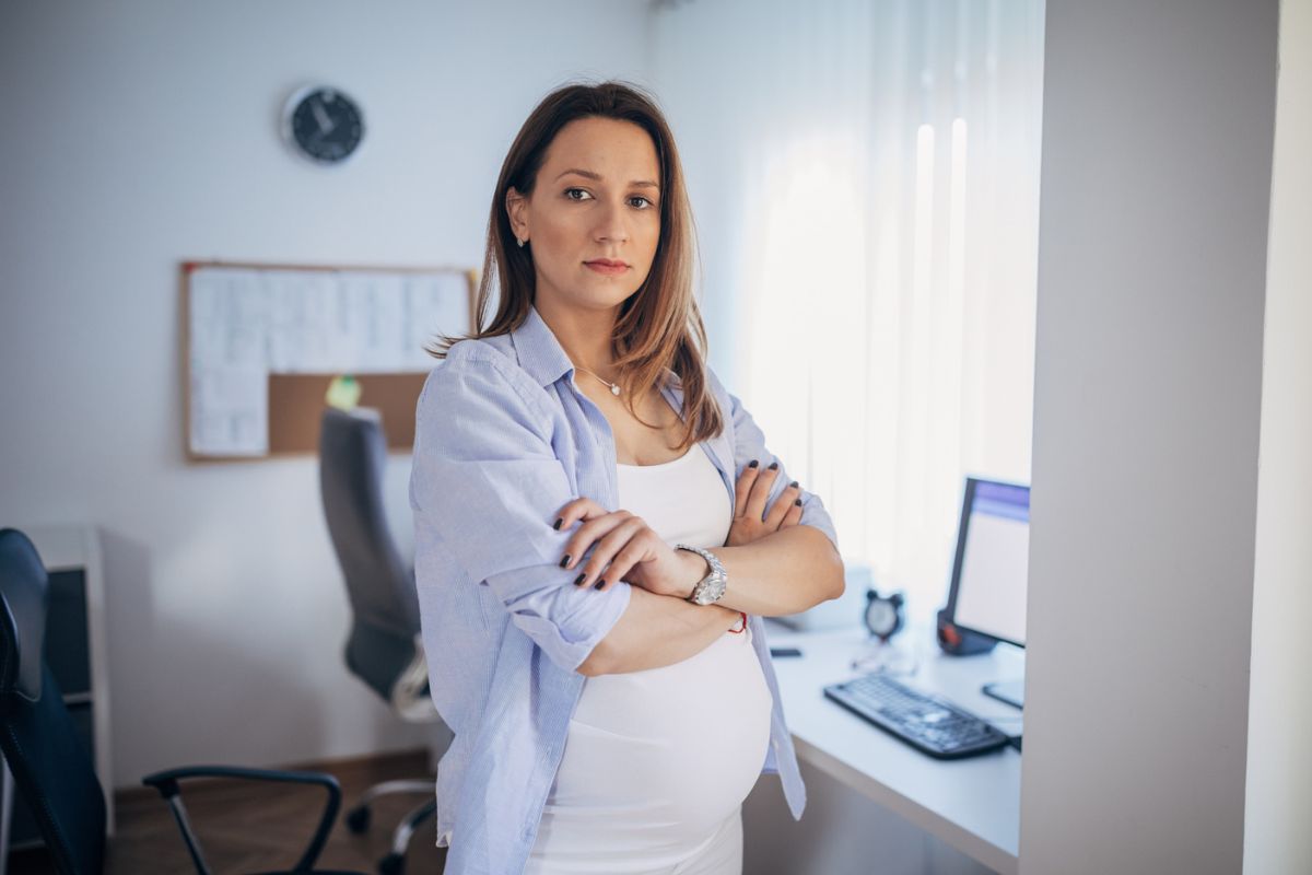 poważna kobieta w ciąży