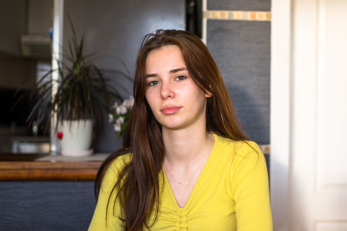 poważna ,młoda kobieta