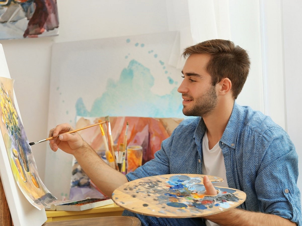 chłopak malujący obrazy
