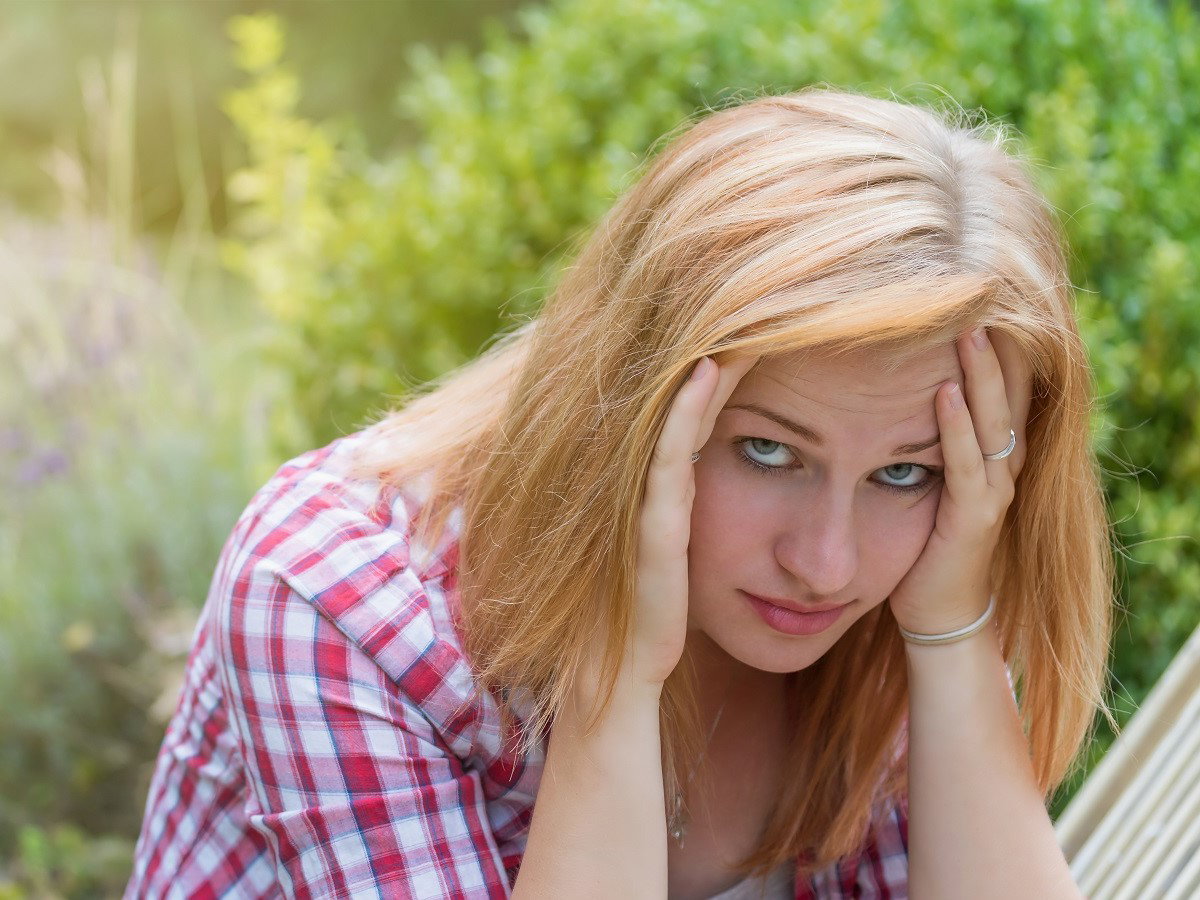 kobieta odpoczywająca na działce