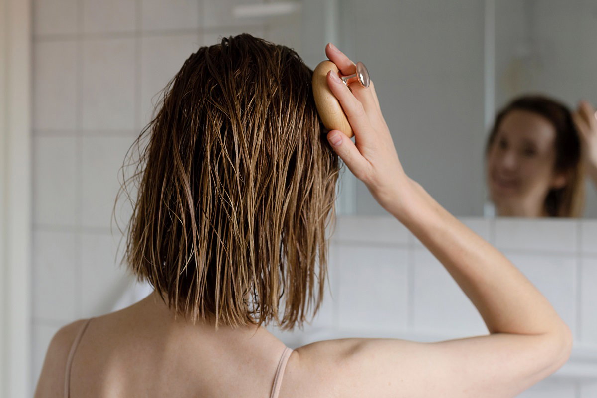 Zaparz jak herbatę i wetrzyj w skórę głowy. To najtańszy domowy sposób na wysyp baby hair / AdobeStock, svitlini