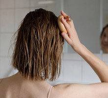 Zaparz jak herbatę i wetrzyj w skórę głowy. To najtańszy domowy sposób na wysyp baby hair / AdobeStock, svitlini