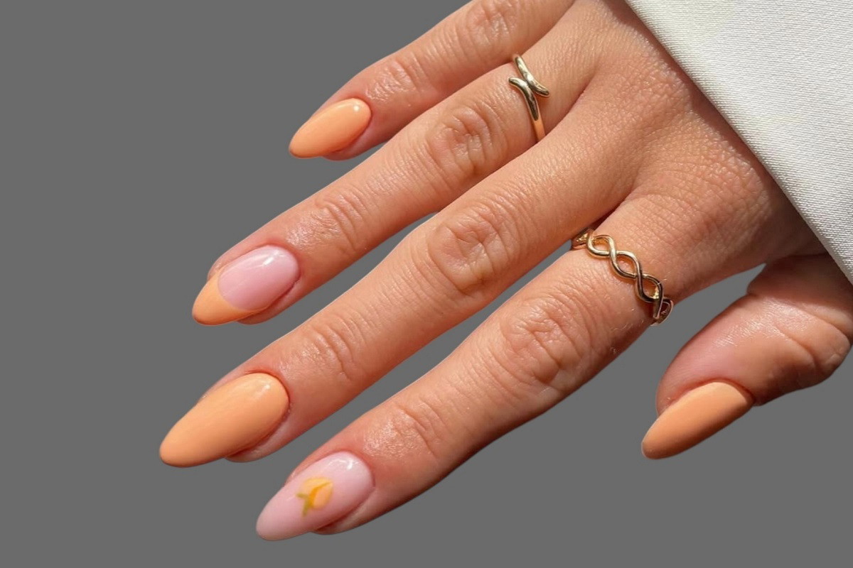 Kosmetyczka namówiła mnie na paznokcie perfect peach. To hit lata 2025 / Getty Images, Marine Saad