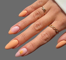 Kosmetyczka namówiła mnie na paznokcie perfect peach. To hit lata 2025 / Getty Images, Marine Saad