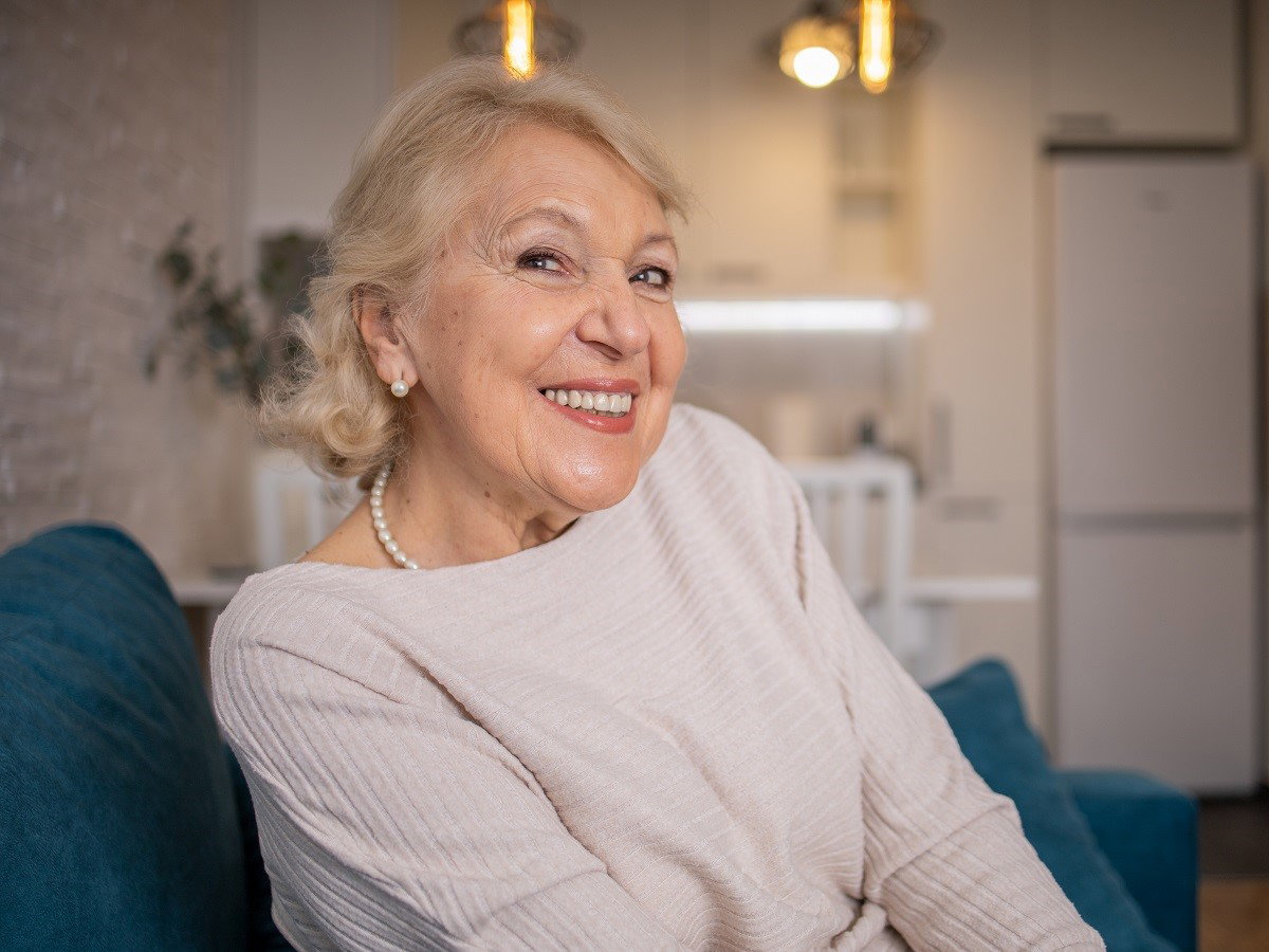 uśmiechnięta seniorka