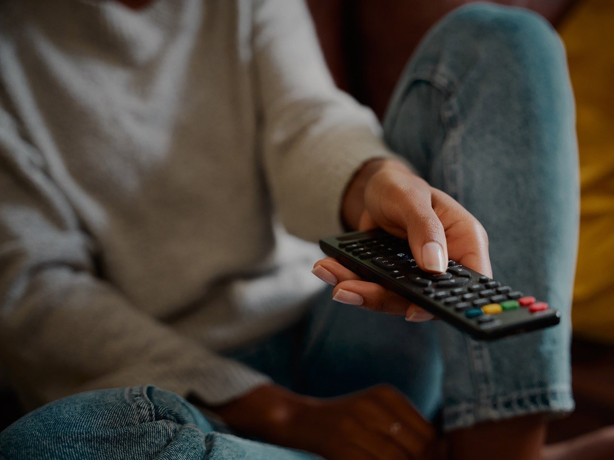 kobieta oglądająca film