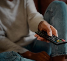 kobieta oglądająca film