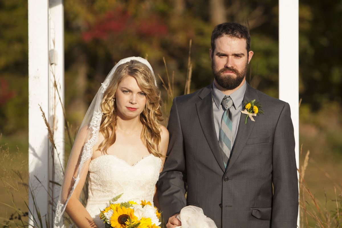 para młoda w ogrodzie