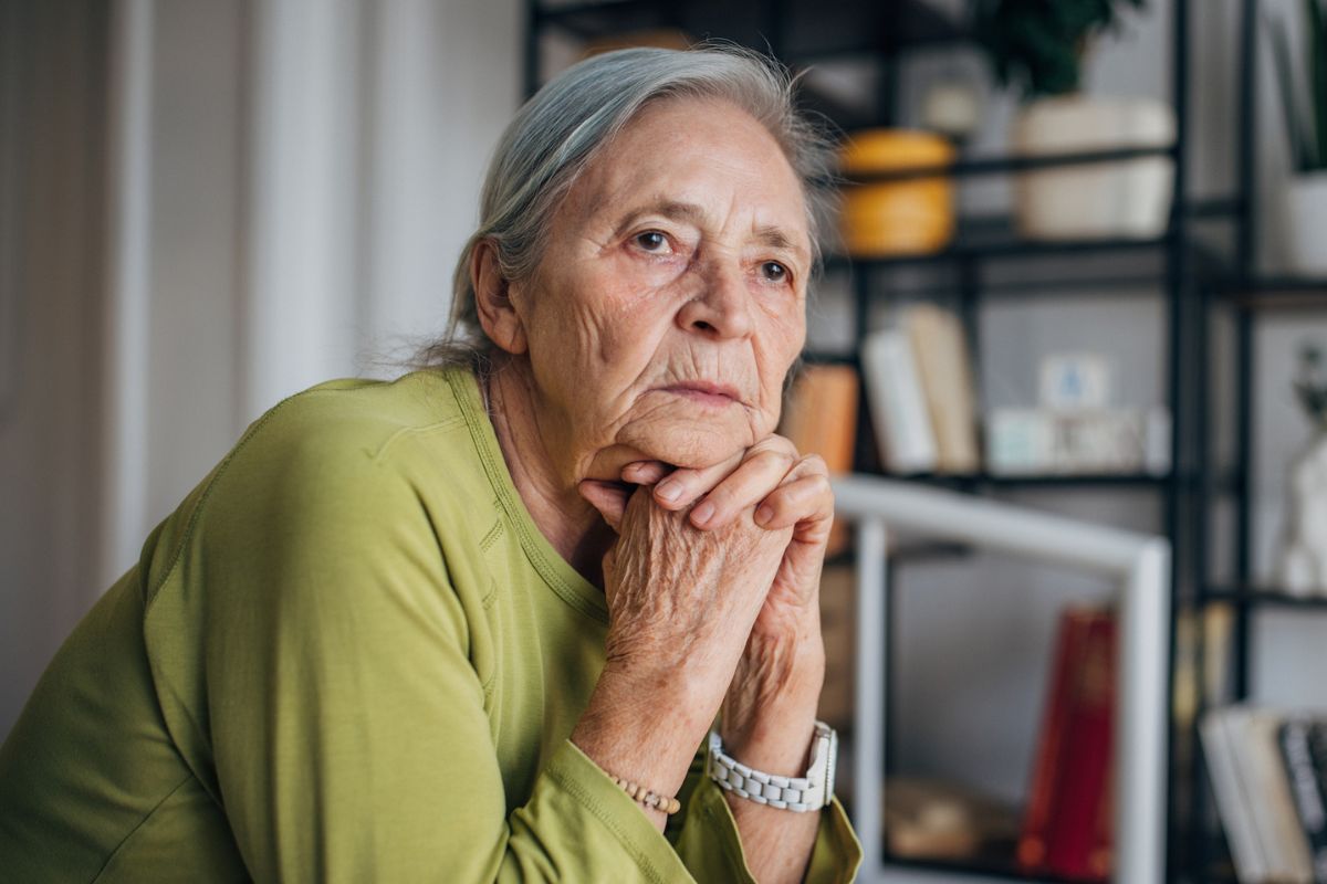 kobieta zamyślona i smutna