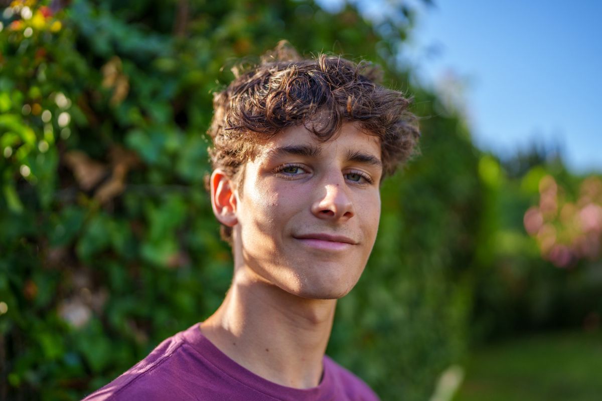 młody, zadowolony z siebie mężczyzna