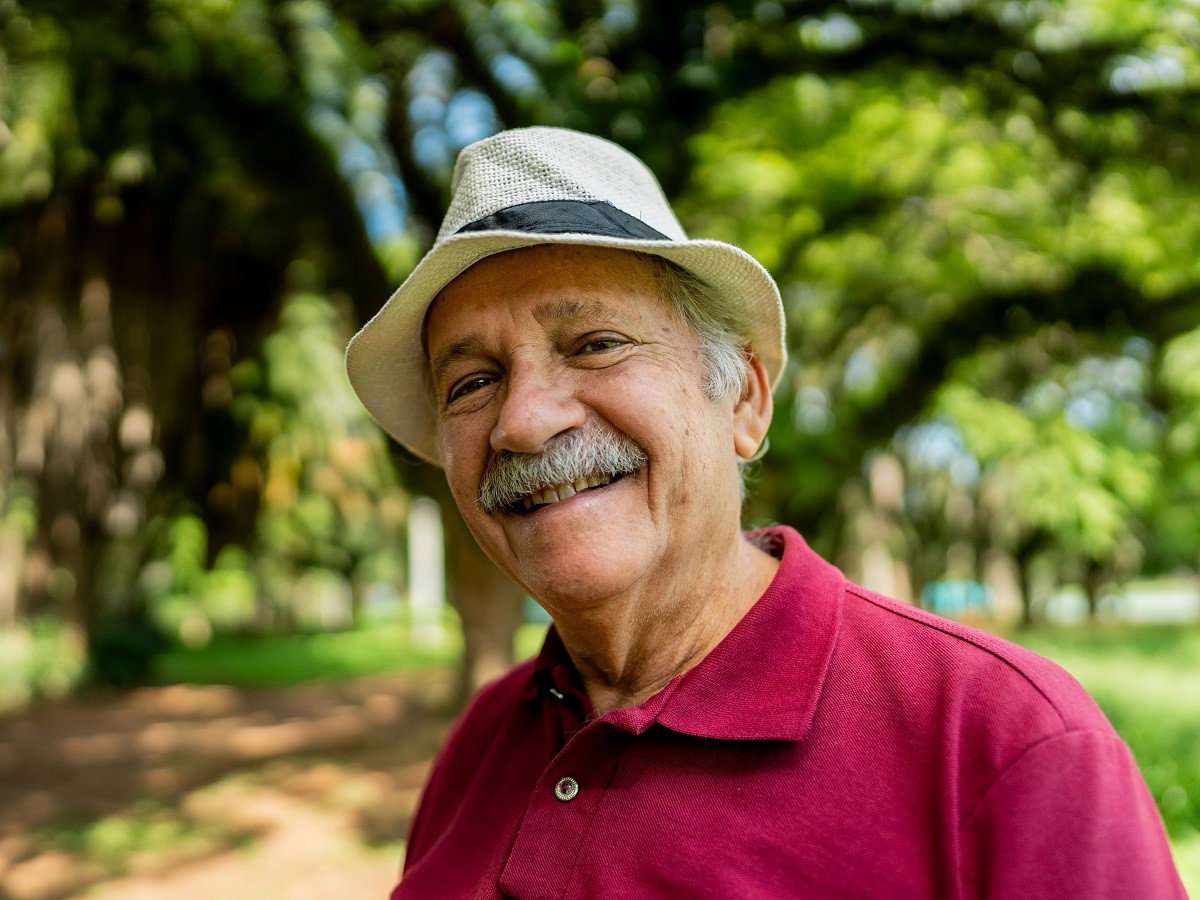 starszy mężczyzna w parku