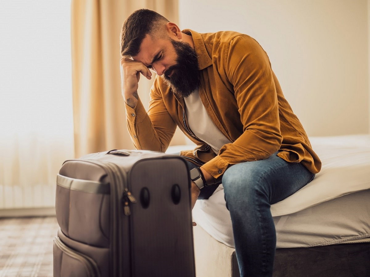 mężczyzna w hotelu