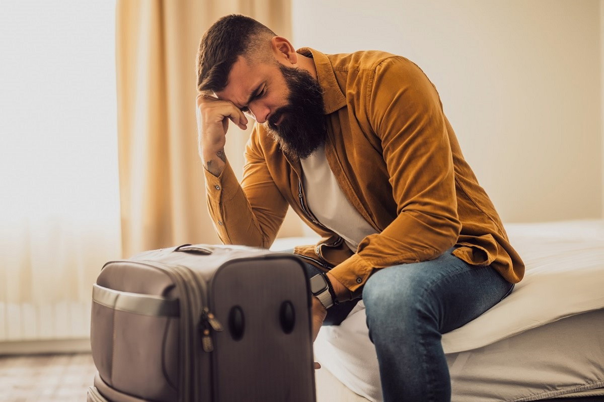 mężczyzna w hotelu