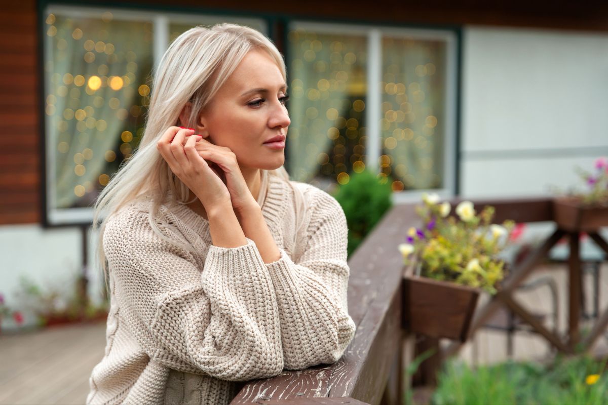 kobieta zamyślona i smutna