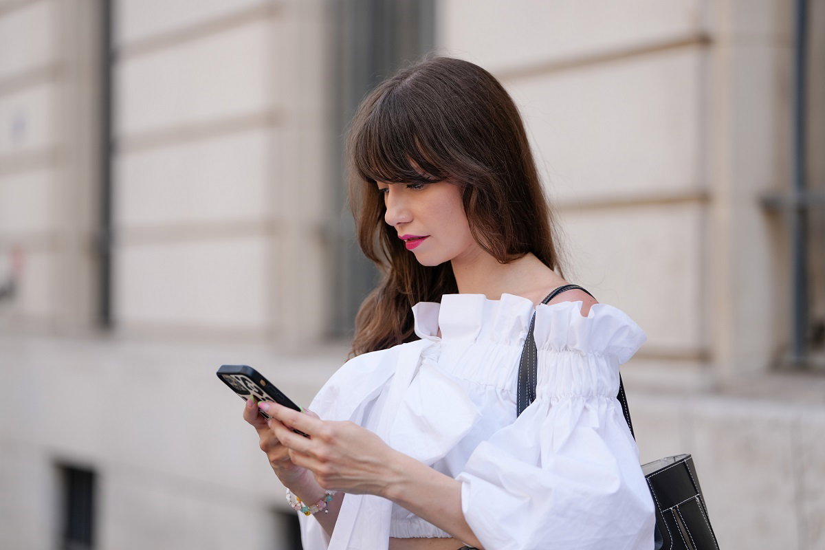Blunt bangs to hit tego sezonu. Ta grzywka odmieni twoją fryzurę / Getty Images, Edward Berthelot