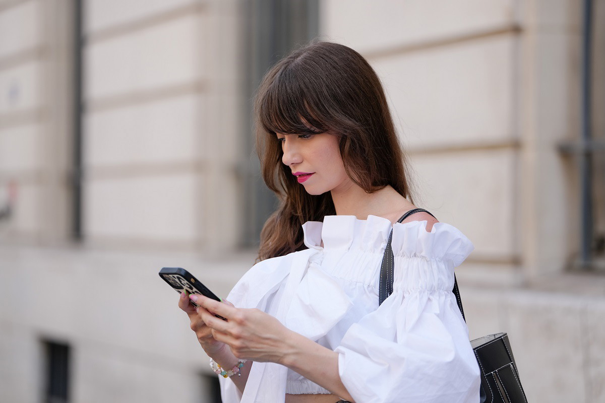 Blunt bangs to hit tego sezonu. Ta grzywka odmieni twoją fryzurę / Getty Images, Edward Berthelot