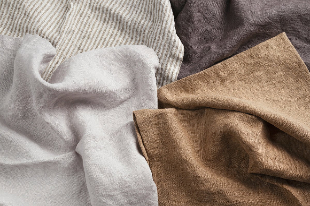 Sprytny trik na prasowanie lnianych ubrań. Koszule będą idealnie gładkie i to bez żelazka / Getty Images, Polina Zaytseva
