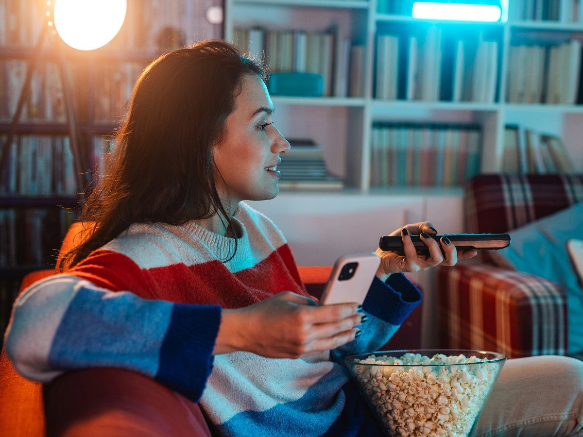 kobieta oglądająca telewizję