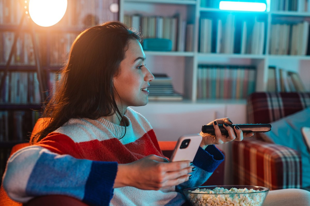 kobieta oglądająca telewizję